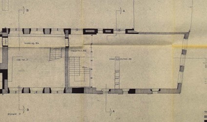 <p>Restauratieplan van de verdieping van Blijmarkt 21 uit 1973 (archief HCO). Naast de zoldertrap in de voormalige mouterij wordt een nieuwe binnenwand geplaatst. </p>
